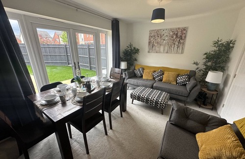 Stafford House | 3 Bed House | Business or Leisure | Free Parking