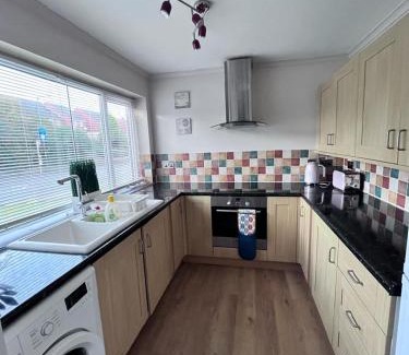 Walsall Apartment | 3 bed house in Walsall, perfect for contractors & leisure & free parking