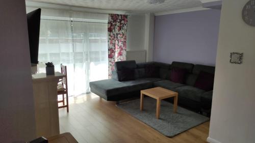 Walsall Apartment | 3 bed house in Walsall, perfect for contractors & leisure & free parking