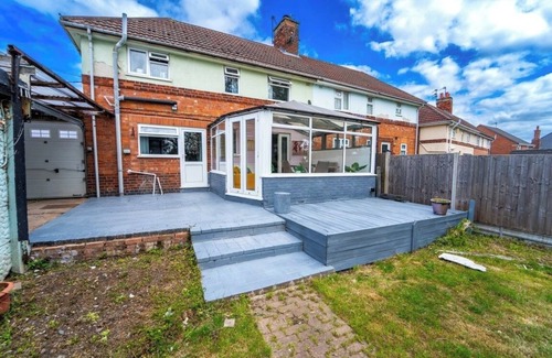 Leicester House | 3 Bed House - Sleeps 5 - Pets - Garden - Parking
