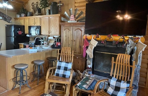 Notch Estates Cabin | 3 bed Log Cabin, w/2 Jacuzzi, 1 mi to SDC, pool, nature trails, private lake