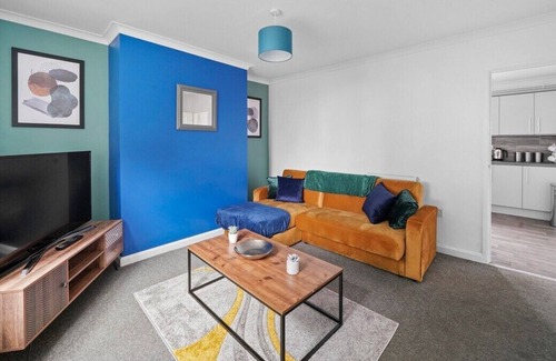 Peterborough Apartment | 3 Bed Peterborough House - Parking - Garden
