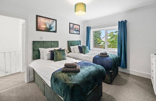 Peterborough Apartment | 3 Bed Peterborough House - Parking - Garden