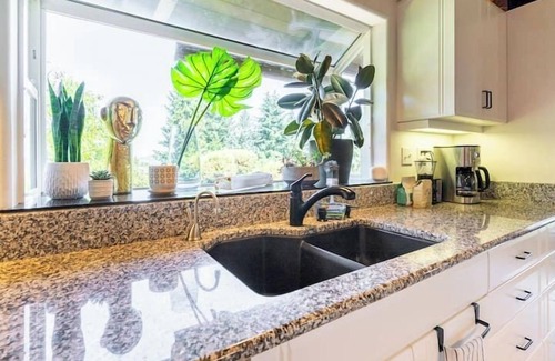 Dundee House | 3 Bed Private Villa in Wine Country with Pool + Hot Tub