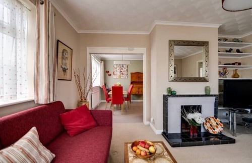 West End House | 3 Bed Renovated Bungalow, 3 car or RV pkg, garden.