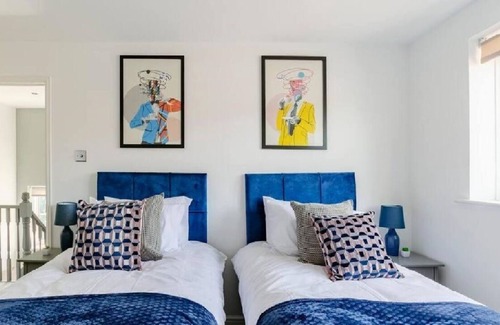 Slough House | 3 bed /sleeps 6 close to Windsor Castle and Legoland in Family Friendly Location