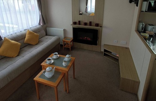 Rhyl Ski Chalet | 3 Bed, Sleeps 6, Parking