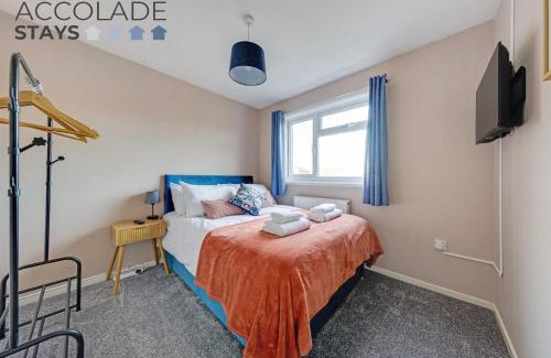 Basingstoke House | 3 Bed, sleeps 6, with parking and WiFi