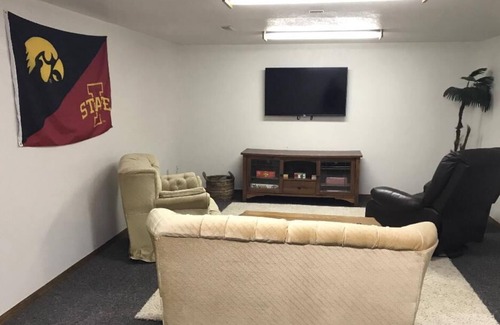 Bellevue House | 3 BEDROOM, 1 & 1/4 BATHS. WALKING DISTANCE TO MISSISSIPPI RIVER & COLE PARK