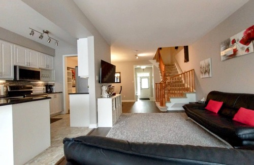 Doon South House | 3 Bedroom/2.5 Bath, Townhome in Doon Kitchener With Great Outdoors