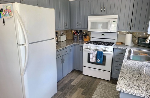 Ashtabula House | 3 Bedroom 2 Bath Cottage Lake Erie View near Geneva-on-the-Lake and Ashtabula