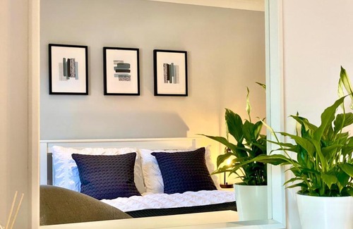 Longcroft House | 3 bedroom - 2 bathroom Townhouse in Corstorphine Near Murrayfield Stadium - Direct Bus To Edinburgh City Centre in 20 Minutes - Two Private Parking Spaces - Private Sunny Garden - Recently Refurbished