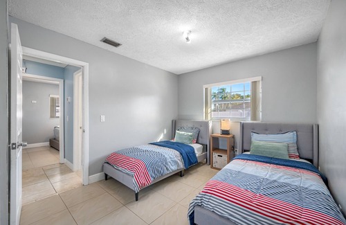 Town N County Park House | 3 bedroom and 2 bathroom with patio and back yard, garage’s not included.