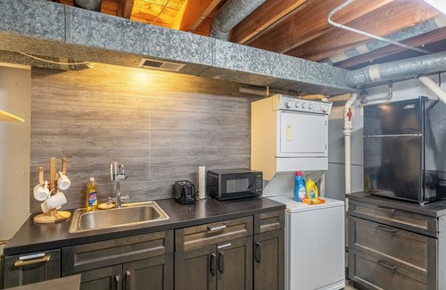 Bartlett Apartment | 3-bedroom apartment in awesome Bartlett with WiFi, AC
