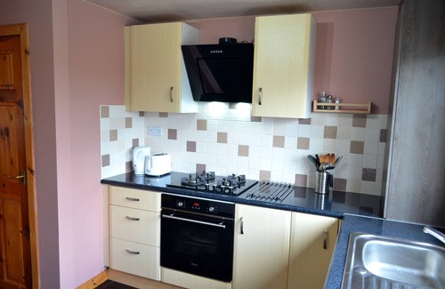 North Glasgow Apartment | 3 Bedroom Apt- 5 beds + sofa bed - Free Wi-Fi, Parking