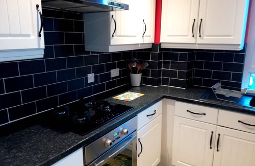 Renfrew Apartment | 3 bedroom apt. Virgin internet 100 Mbps, Virgin Tv, Netflix and free parking
