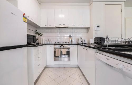 South Melbourne Apartment | 3 Bedroom Apt with Carpark Close to Albert Park Lake