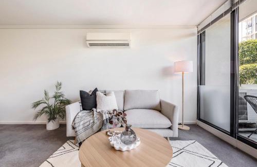 South Melbourne Apartment | 3 Bedroom Apt with Carpark Close to Albert Park Lake