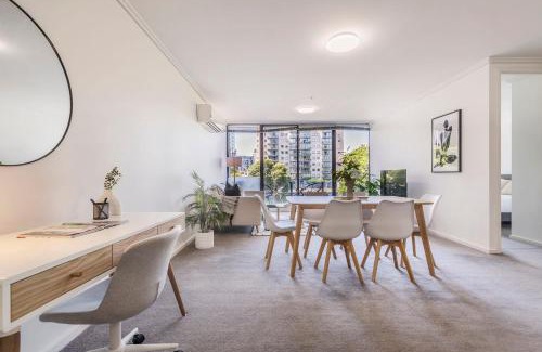 South Melbourne Apartment | 3 Bedroom Apt with Carpark Close to Albert Park Lake