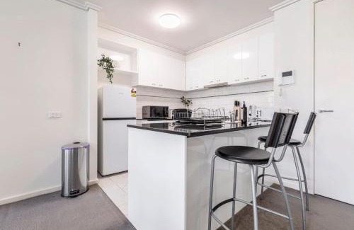 South Melbourne Apartment | 3 Bedroom Apt with Carpark Close to Albert Park Lake