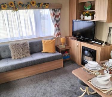 Rhyl House | 3 Bedroom Caravan, Edi Rita, Robin Hood, Pet Friendly