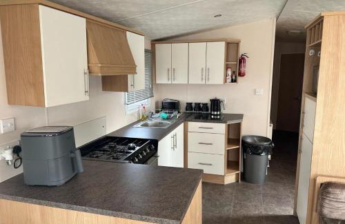 Rhyl Ski Chalet | 3 Bedroom Caravan - Sleeps 6 Pool & Garden