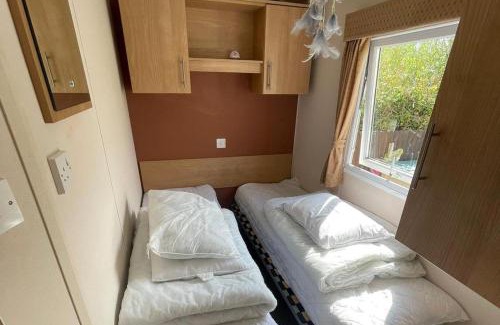 Rhyl Ski Chalet | 3 Bedroom Caravan - Sleeps 6 Pool & Garden