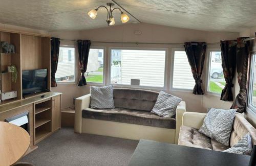 Rhyl Ski Chalet | 3 Bedroom Caravan - Sleeps 6 Pool & Garden