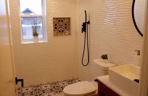 Waterloo House | 3-BEDROOM CENTURY MODERN HOME UPTOWN WATERLOO