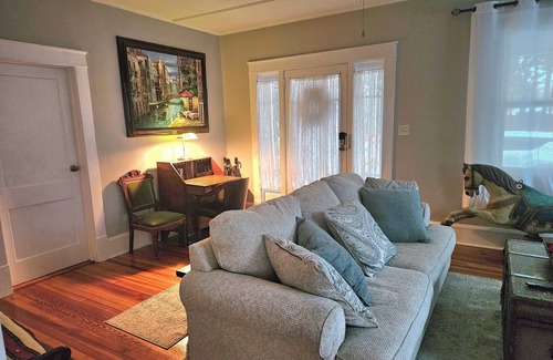 Cordova House | (3) Bedroom Charming, Cozy Little Hideaway with a Unique Feel! Sleeps 6