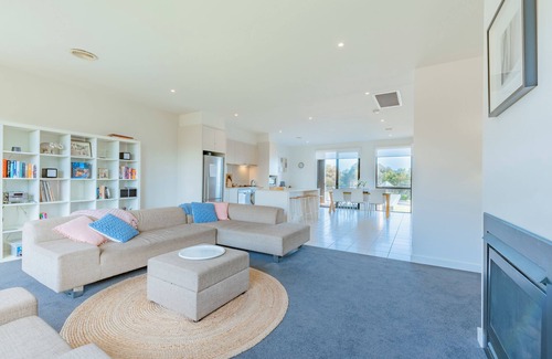Torquay Apartment | 3 Bedroom Condo - Access to pool and tennis court - Torquay