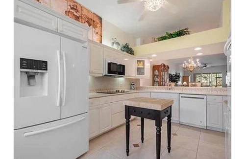 North Naples Condo | 3-bedroom condo in brilliant Naples with AC