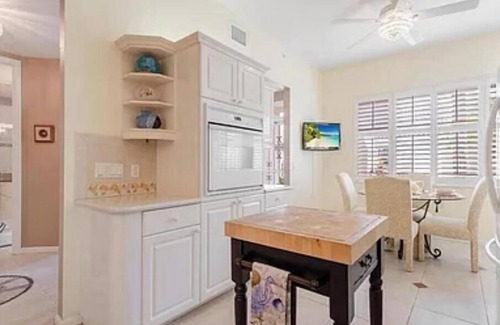North Naples Condo | 3-bedroom condo in brilliant Naples with AC