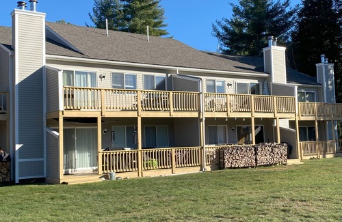 North Conway Condo | 3-bedroom condo in charming North Conway with WiFiand southern exposure deck.