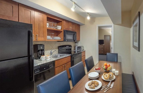 The Point Condo | 3 Bedroom Deluxe Condo, Sleeps 8, in Downtown Newport, Long Wharf Resort!