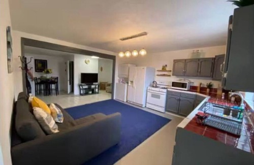 Centro Carretera House | 3-bedroom house in Playas de Rosarito with AC, WiFi 3 min walk to Papas&Beer