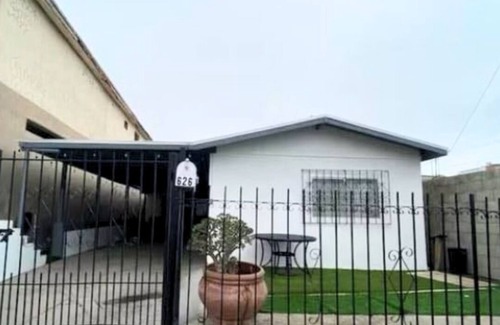 Centro Carretera House | 3-bedroom house in Playas de Rosarito with AC, WiFi 3 min walk to Papas&Beer