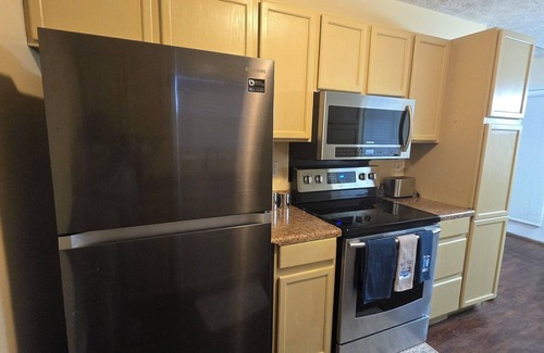 South View House | 3 Bedroom Home in charming Hope Mills w/WiFi, AC, Covered Patio, Grill, & Pool