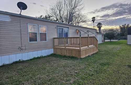 Los Fresnos House | 3-bedroom home, near SPI and SpaceX with Wi-Fi, full kitchen, washer/dryer