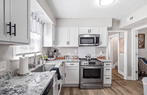 Willobee On The Lake Apartment | 3 Bedroom Home, Walk to Lake Erie