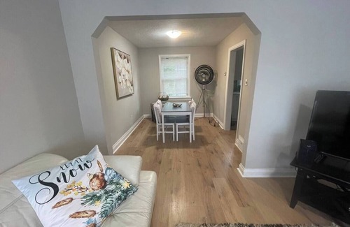 Newtonbrook House | 3-bedroom Home with huge backyard in Yonge. 15 minutes to Finch Subway