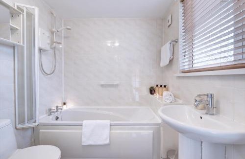 Smethwick House | 3 Bedroom House, 4 Beds, 2 Double Beds, 2 x Single Beds, Sleeps 6, Free Parking, Birmingham Near City Centre, Major Transport Links