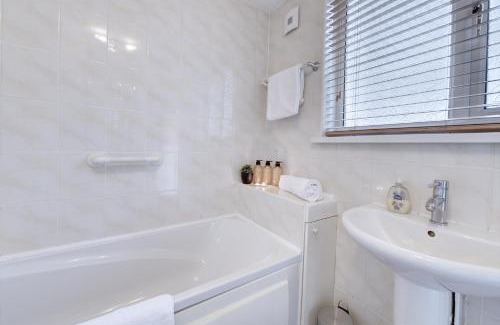 Smethwick House | 3 Bedroom House, 4 Beds, 2 Double Beds, 2 x Single Beds, Sleeps 6, Free Parking, Birmingham Near City Centre, Major Transport Links