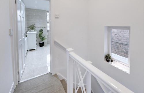 Smethwick House | 3 Bedroom House, 4 Beds, 2 Double Beds, 2 x Single Beds, Sleeps 6, Free Parking, Birmingham Near City Centre, Major Transport Links