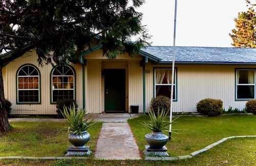 Squaw Valley House | 3-bedroom house, beautiful sunset, in Yokuts Valley with WiFi, AC. Pet-Friendly