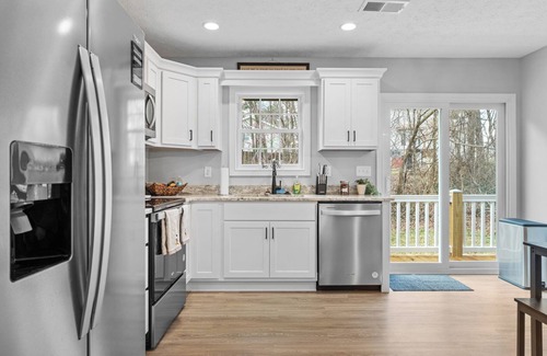 Elizabethtown House | 3-bedroom house in Elizabethtown with WiFi, AC, close to Sports Park