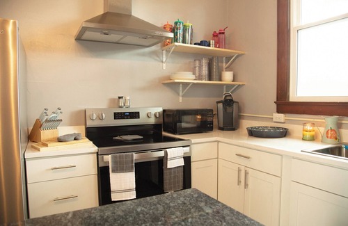 Harriman House | 3-bedroom house in delightful Harriman with AC, private courtyard w/hot tub,