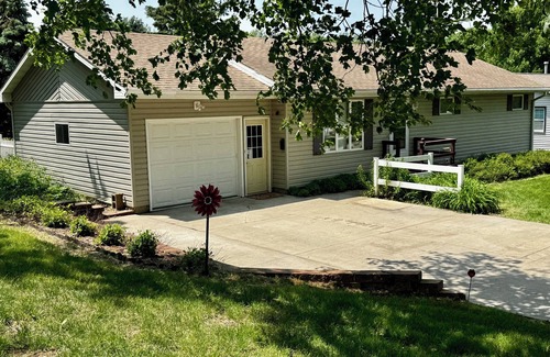 Mapleton House | 3-bedroom house in delightful Mapleton with AC, WiFi. Unwind and enjoy!