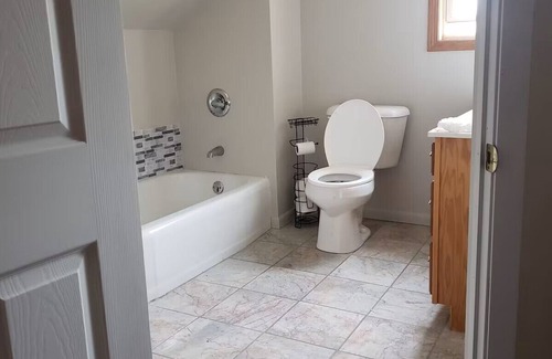 Loyal House | 3-bedroom house in peaceful Loyal with AC, WiFi, fitness room