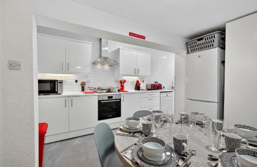 Lisburn Apartment | 3 Bedroom House, Lisburn, 16 minutes to Belfast, Parking